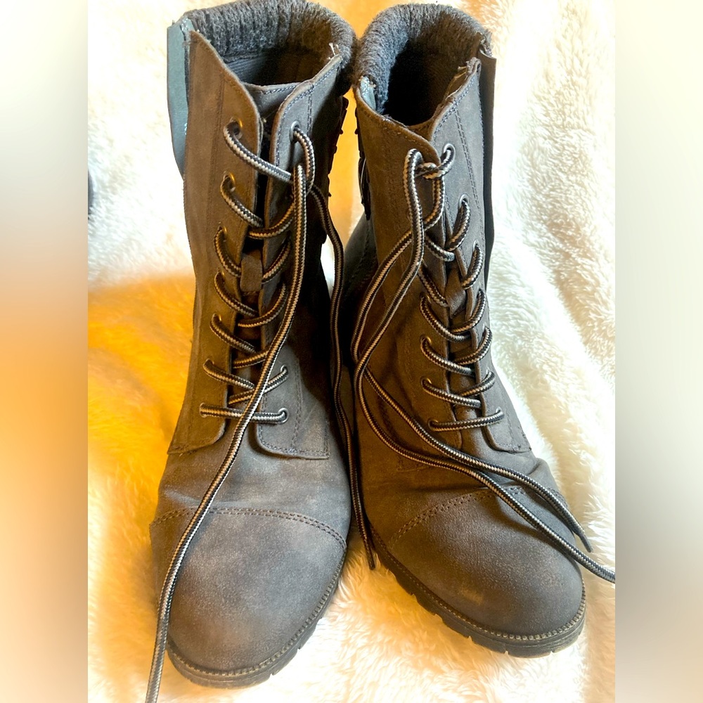 Women’s gray boot size 11 with side zipper. Pop brand.